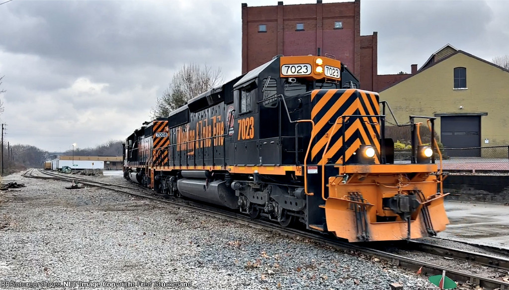 WE 7023 & 7008 shove up the Wheeling Connection.